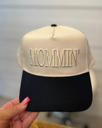 MOMMIN' Trucker Hat