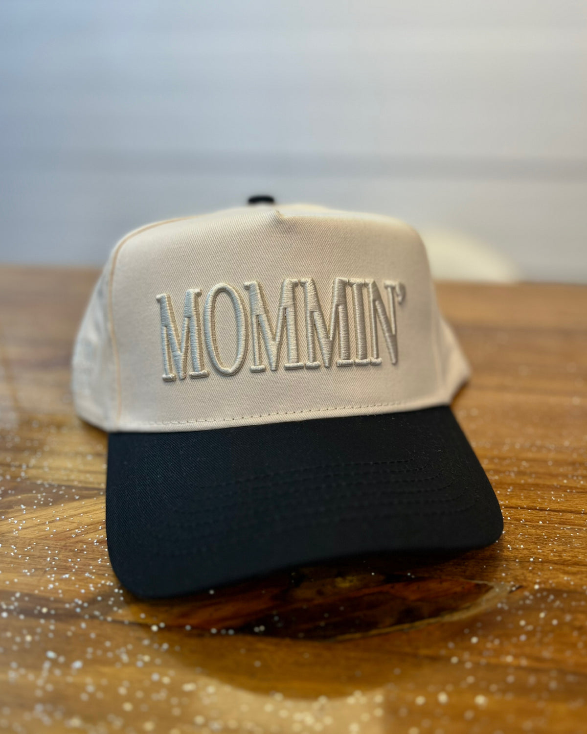 MOMMIN' Trucker Hat